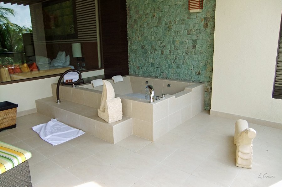 DSCF0403.JPG - Wanne auf dem Balkon - man kanns hier aushalten