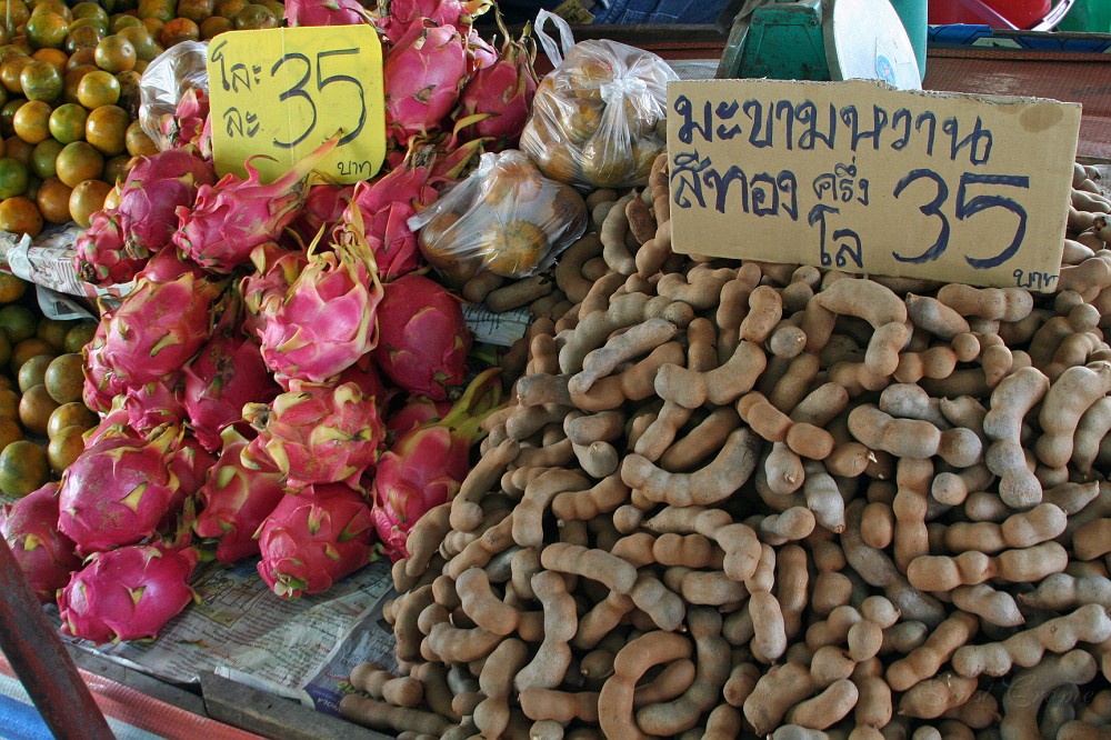 IMG_4639.JPG - Drachenfrchte und Tamarinden, das kg 0,75 Euro!