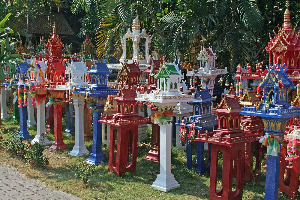 IMG_4819.JPG - Geisterhusersammlung an der Autobahn nach Chiang Mai